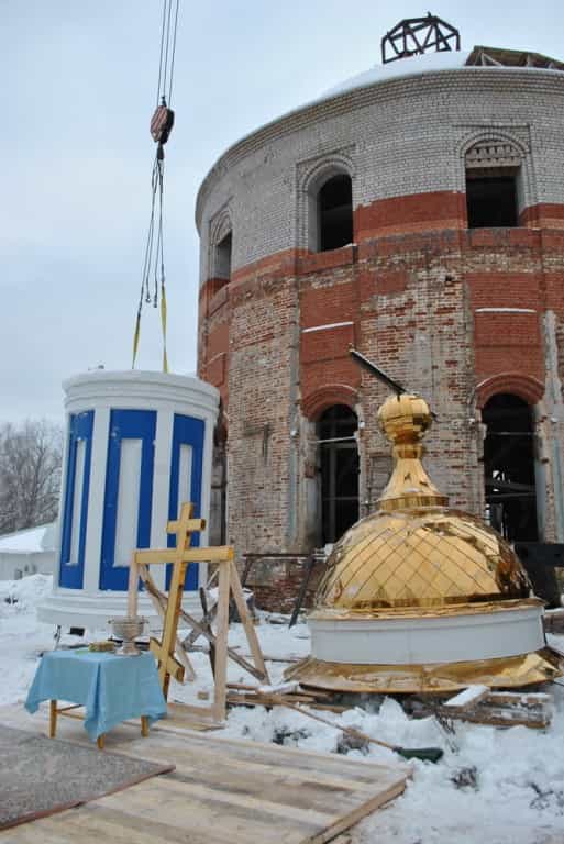 Освящение и установка креста и купола на Троицкий храм в п. Верхошижемье
