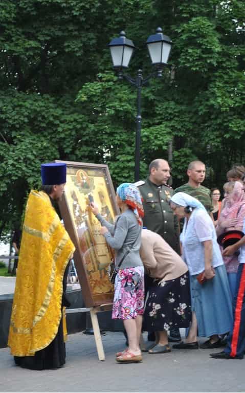 Икона святых благоверных князей Петра и Февронии с частицей их святых мощей
