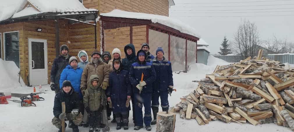 Трудники помогли в заготовке дров приходу Троицкой церкви в Медянах