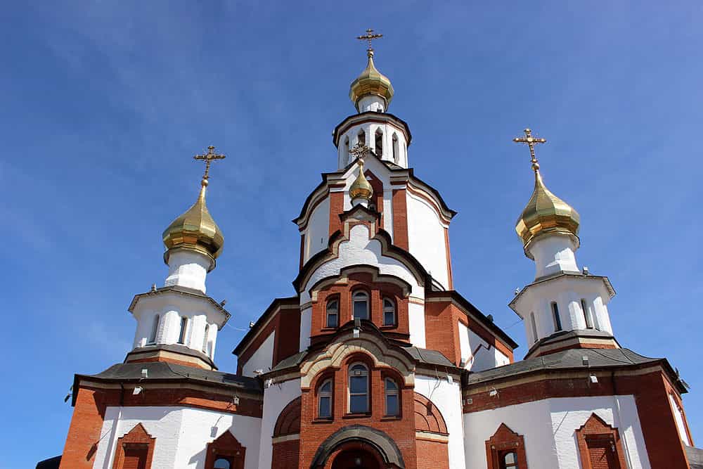 Литургия и пасхальное поминовение усопших в храме в честь мучениц Веры, Надежды, Любови и матери их Софии в праздник Радоницы