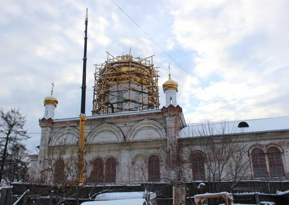 На Свято-Духовской собор города Слободского установлены главный крест и купол