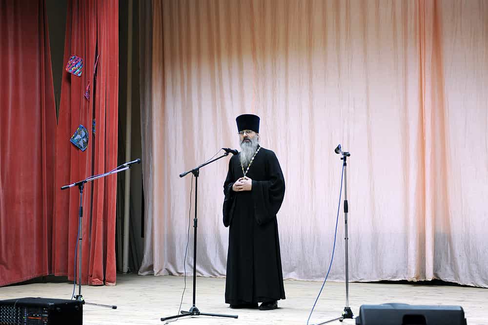 Воспитанники воскресной школы храма Великомученика и целителя Пантелеимона организовали концерт ко Дню матери в «Кировском доме-интернате для престарелых и инвалидов»