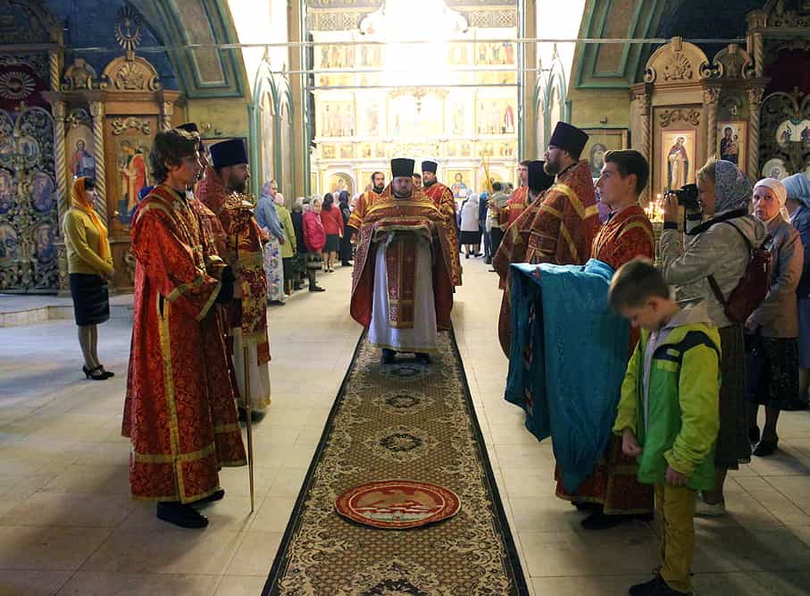 Митрополит Марк возглавил богослужение в престольный праздник храма Иоанна Предтечи и крестный ход в честь святых благоверных князей Петра и Февронии
