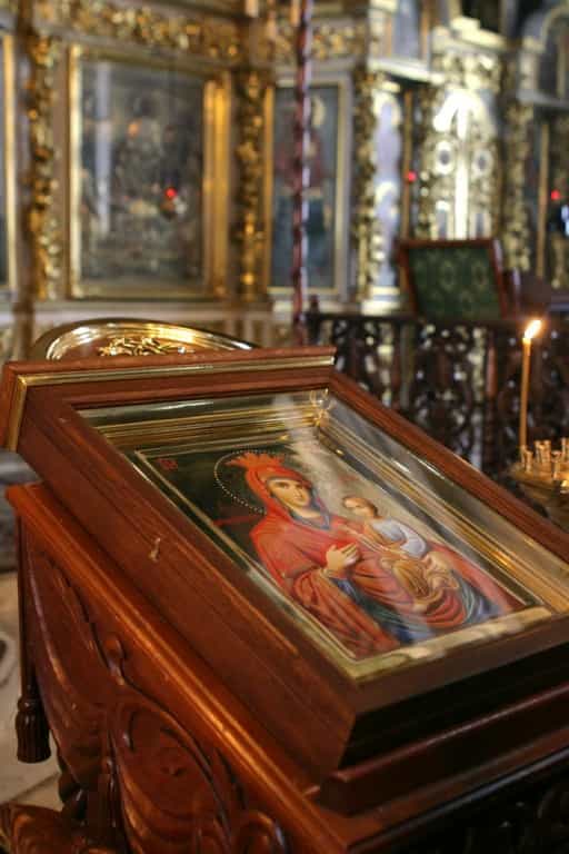 Перед иконой Божией Матери «Скоропослушница» совершаются молебны с акафистным чтением