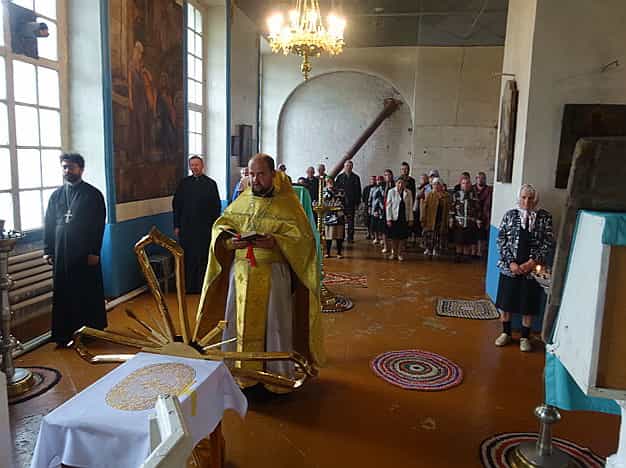 На колокольню Преображенской церкви села Зашижемье установили купол со шпилем и крест