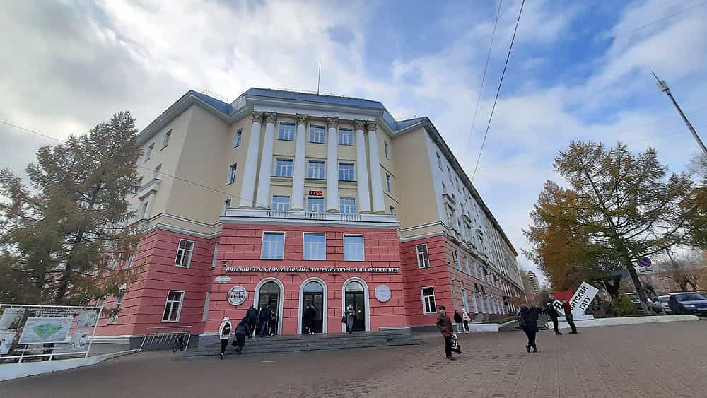 В Вятском ГАТУ состоялась беседа со студентами, посвященная теме крепкой семьи