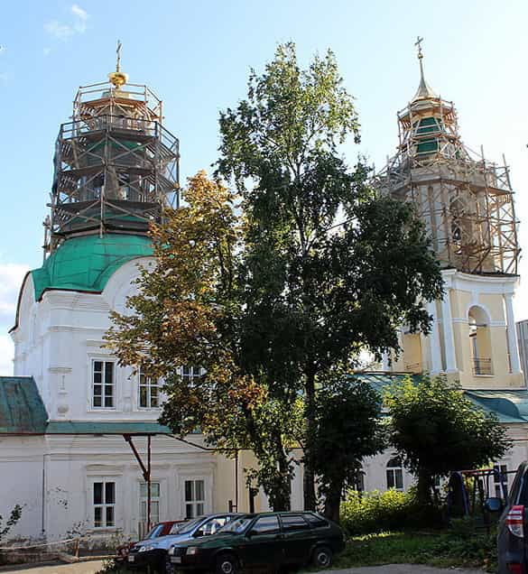 Митрополит Марк возглавил всенощное бдение в Царево-Константиновской Знаменской церкви города Кирова