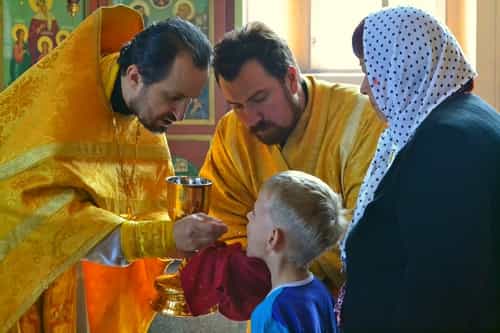 В день памяти Крестителя Руси в храме Веры, Надежды, Любови и матери их Софии бесплатно раздавали иконки князя Владимира