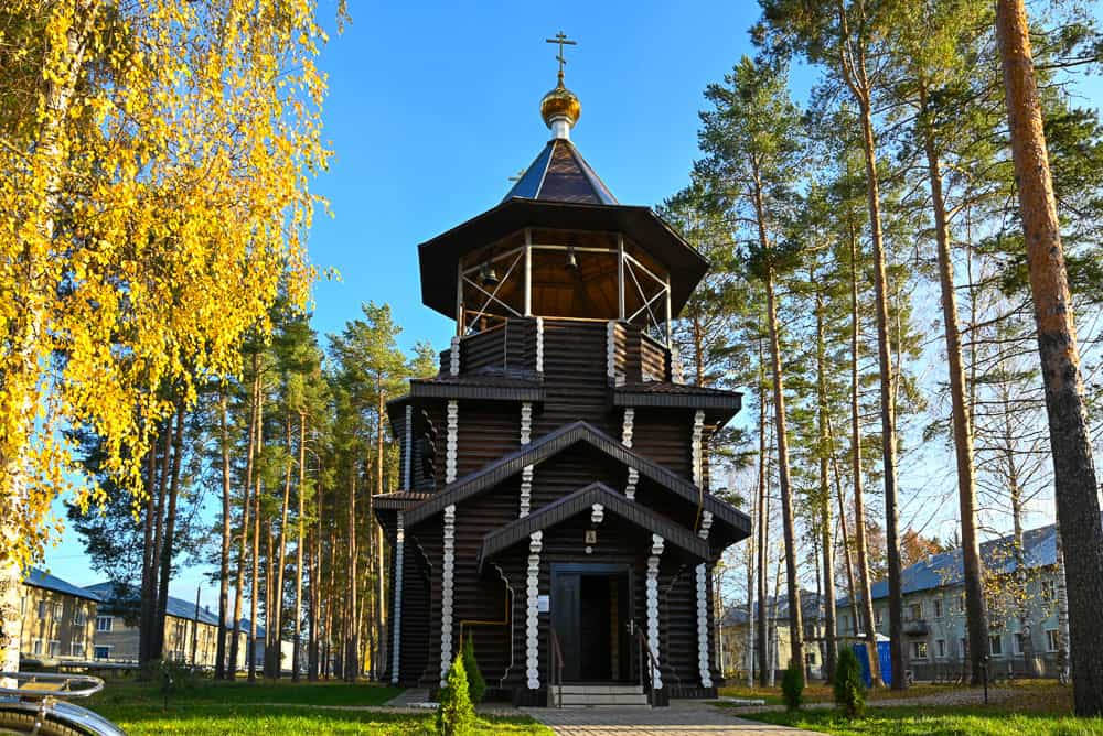 Торжественное богослужение в храме великомученика Георгия Победоносца поселка Мирный