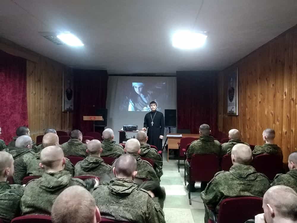 Помощник командира в/ч 71316 по работе с верующими иерей Евгений Костылев поздравил военнослужащих с праздником Рождества Христова