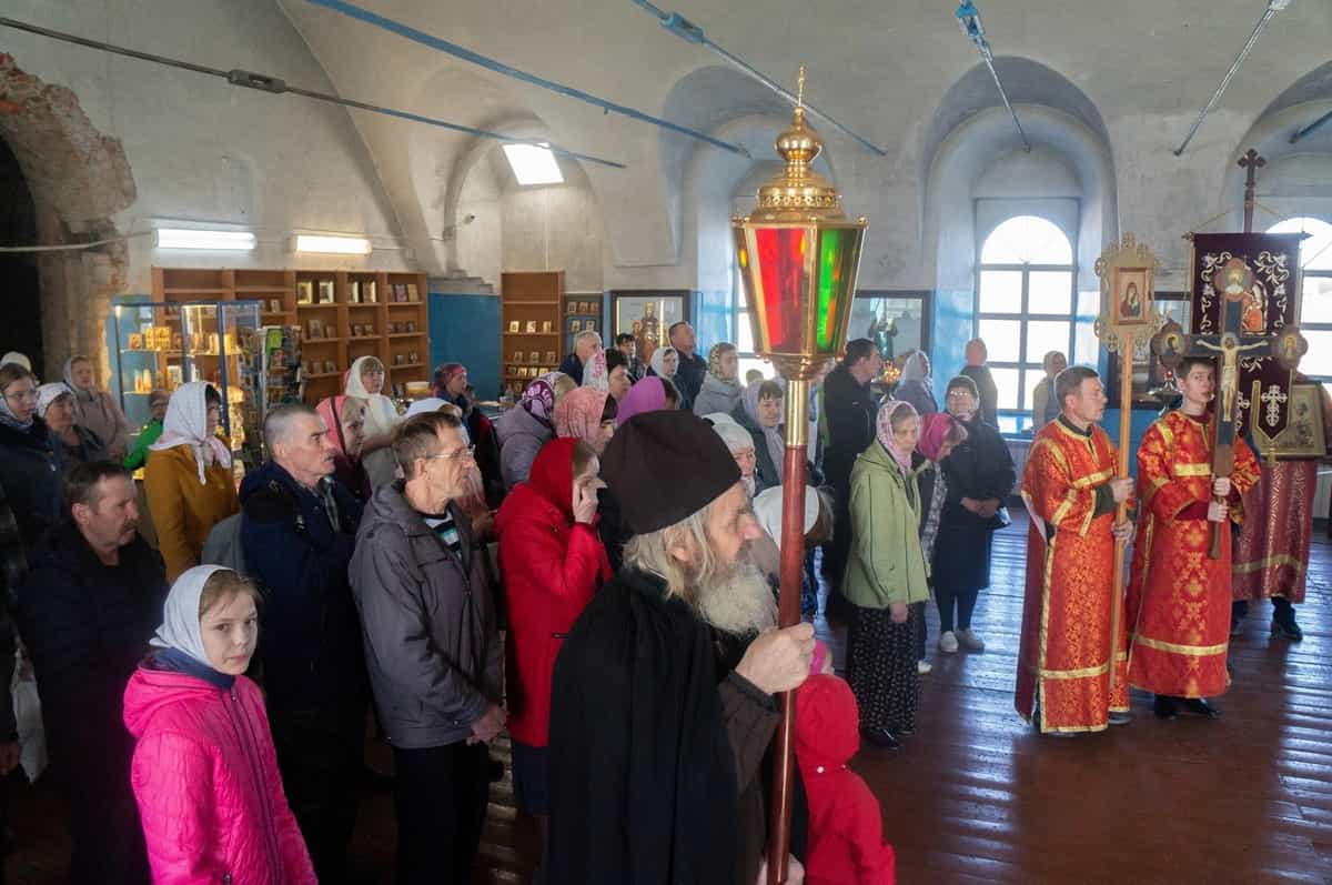Пасхальный крестный ход на источники