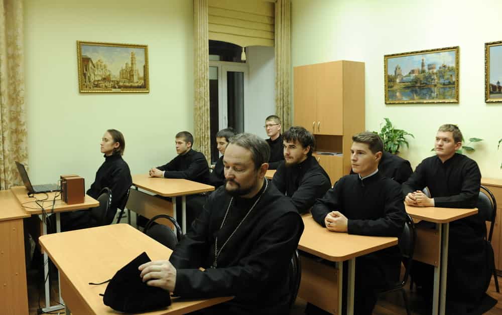 Студенты Вятского Духовного училища рассказывают о жизни в несветском учебном заведении