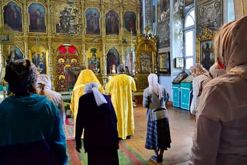 Члены клуба «Светлица» и прихожане храма Веры, Надежды, Любови и матери их Софии посетили Троицкий храм села Истобенск