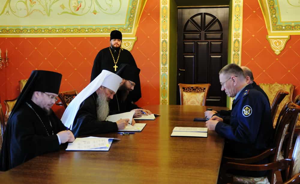 Состоялось подписание соглашения о сотрудничестве между Вятской митрополией и УФСИН России по Кировской области