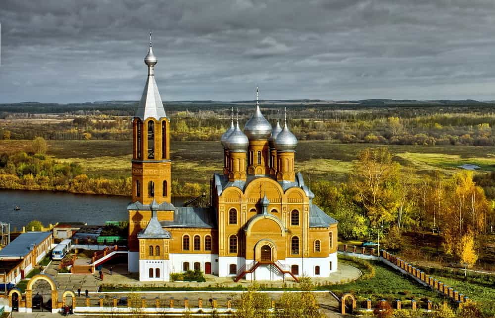 В выставочном зале Всехсвятского храма г. Кирово-Чепецка открылась выставка прикладного творчества прихожан