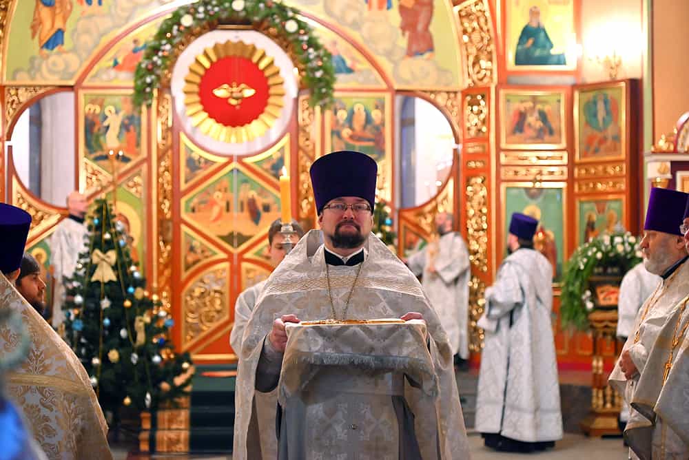 Божественная литургия в храме святых мучениц Веры, Надежды, Любови и матери их Софии города Кирова