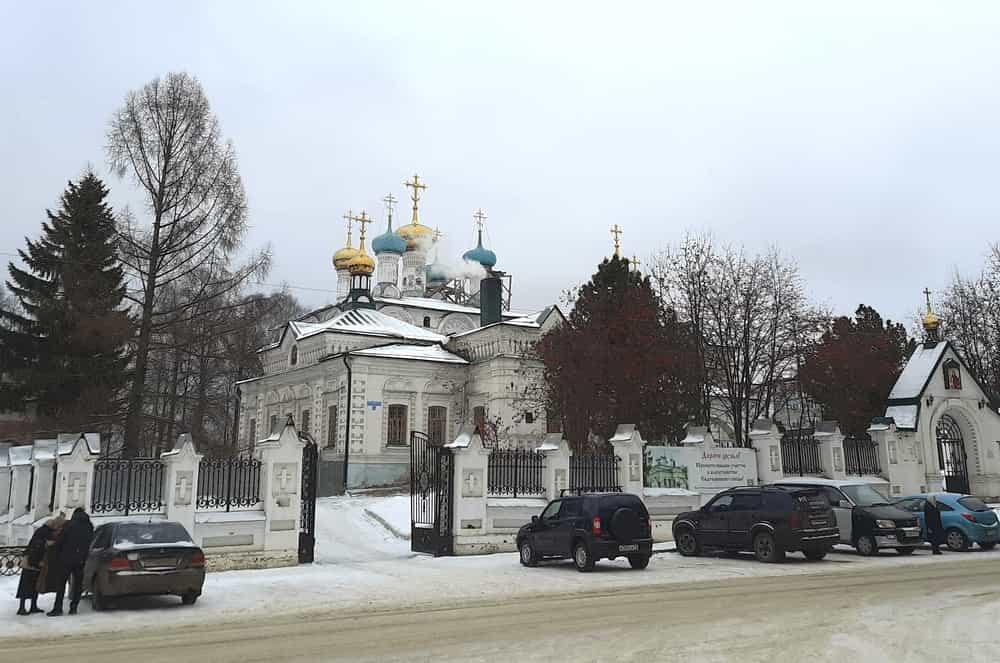 В праздник святой великомученицы Екатерины паломники Трифонова монастыря посетили город Слободской