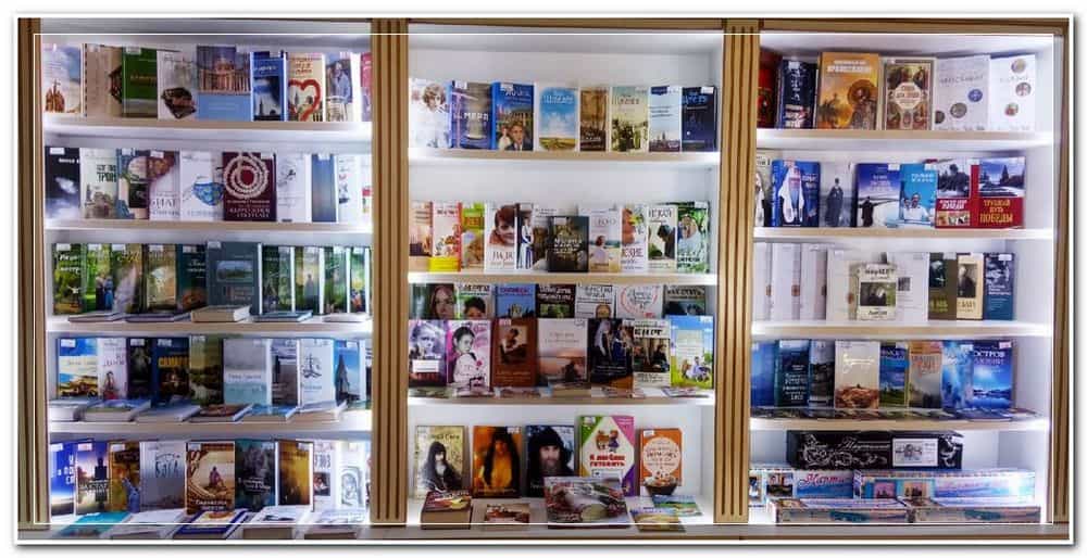 В церковной лавке Спасского собора большое поступление православной литературы