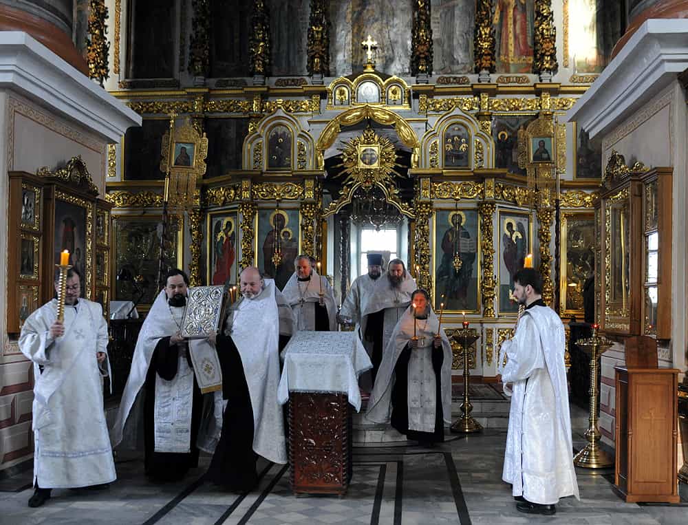 Митрополит Марк совершил утреню Великого Пятка с чтением двенадцати Страстных Евангелий в Успенском кафедральном соборе города Кирова