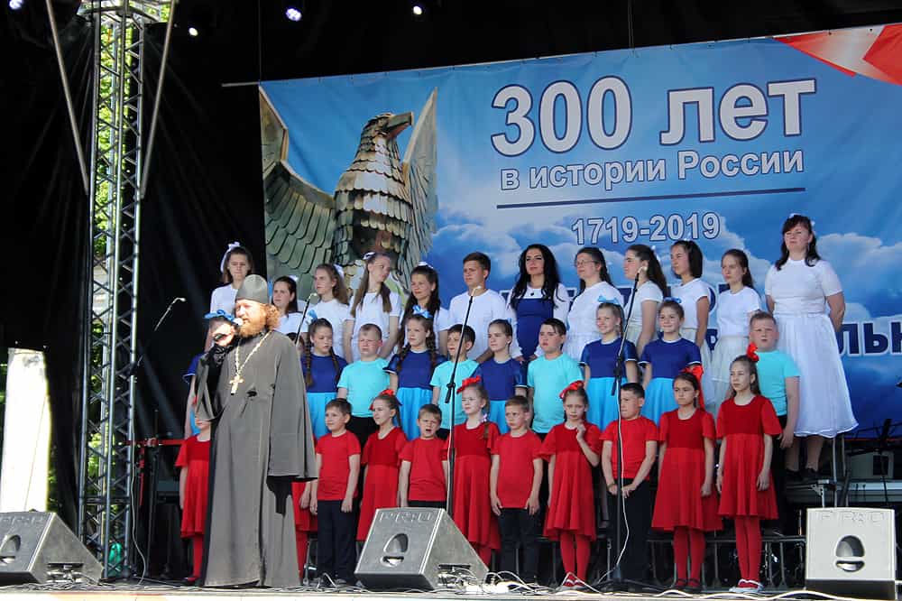 Воспитанники Воскресной школы Христорождественского монастыря выступили на концерте, посвященном Дню города Слободского