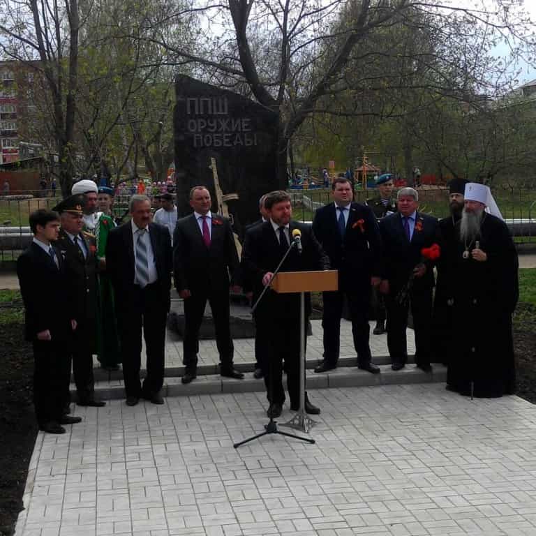 Митрополит Марк принял участие в церемонии открытия памятника ППШ в Вятских Полянах