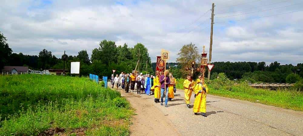 Паломники совершили первый крестный ход в церковь Троицы Живоначальной села Раменье
