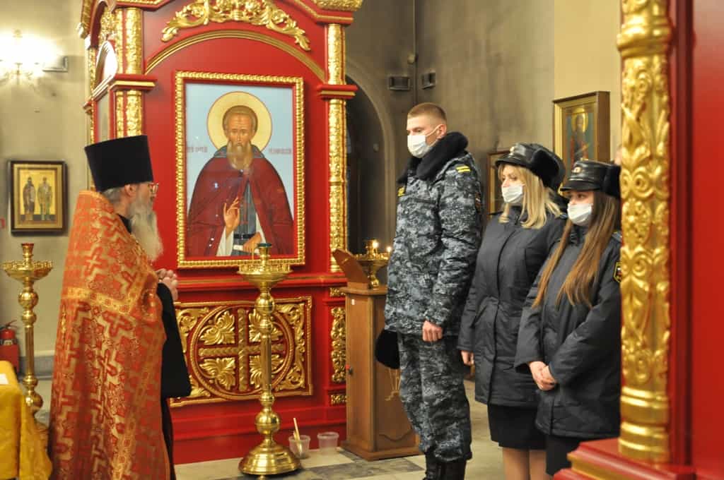 Молебен великомученику Феодору Стратилату после принятия присяги сотрудниками Федеральной службы судебных приставов по Кировской области
