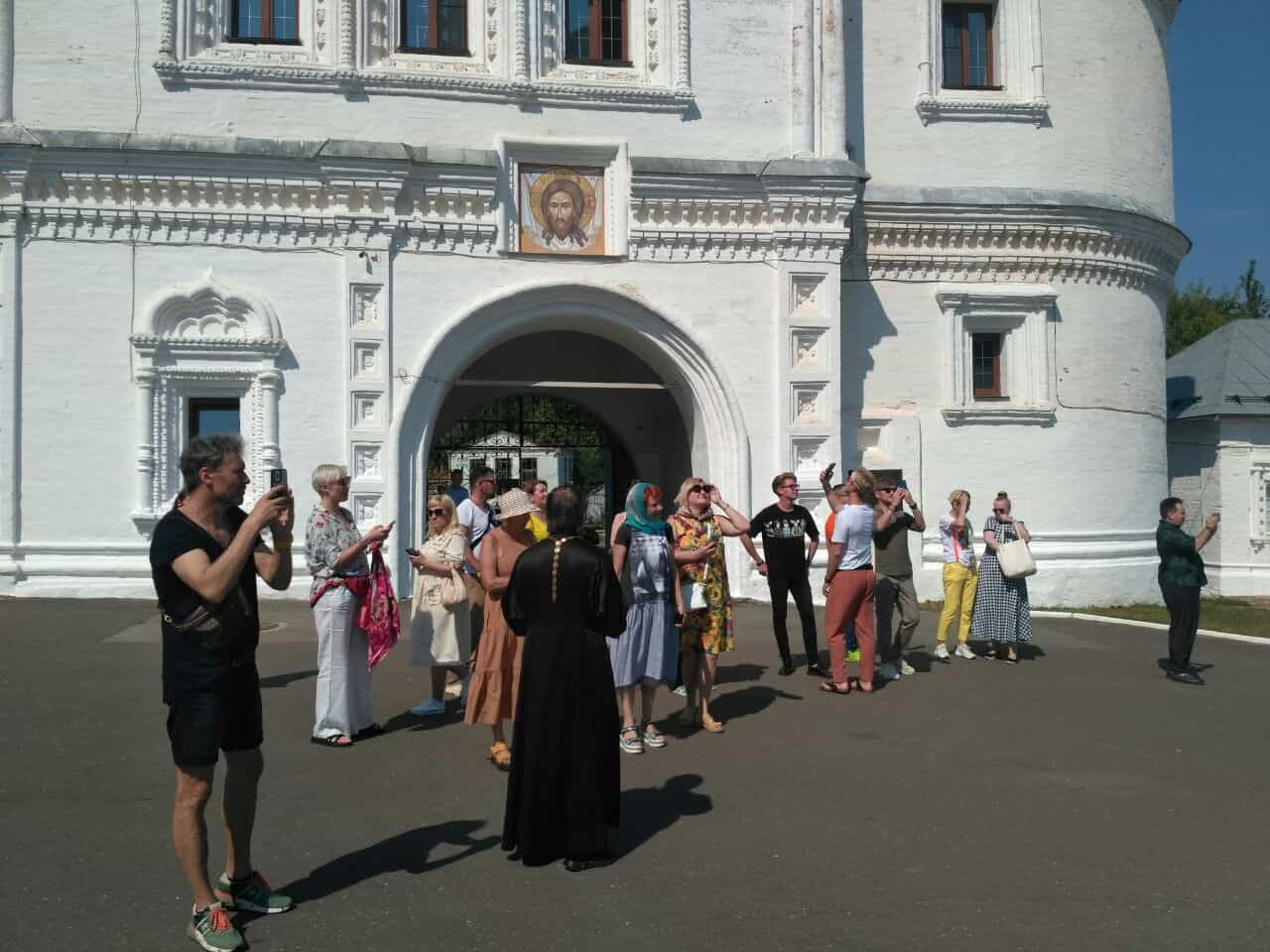 Звёзды московских театров посетили Трифонов монастырь