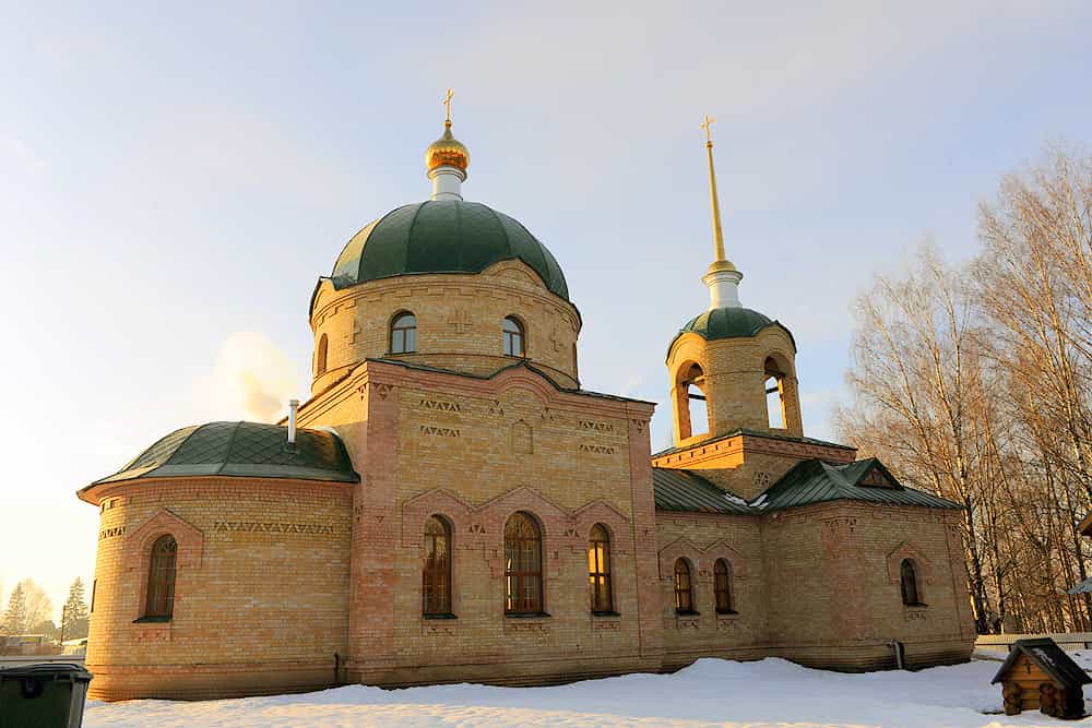 В храме Великомученика Георгия Победоносца поселка Юрья устанавливают новый иконостас