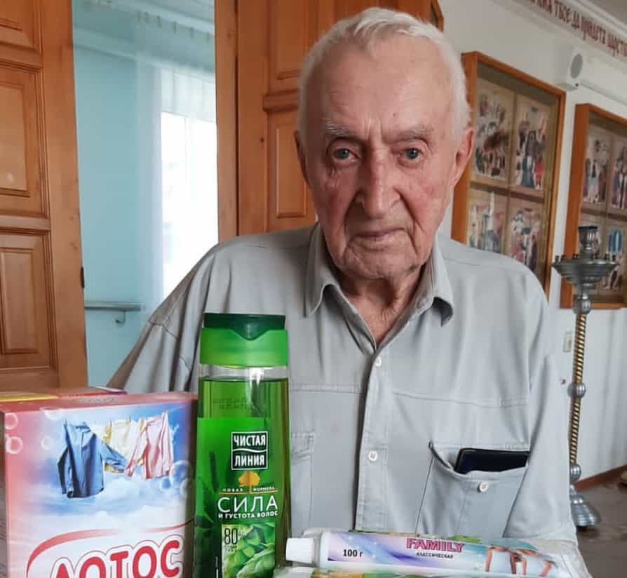 Вятская Епархия оказала помощь беженцам по выдаче наборов моющих средств