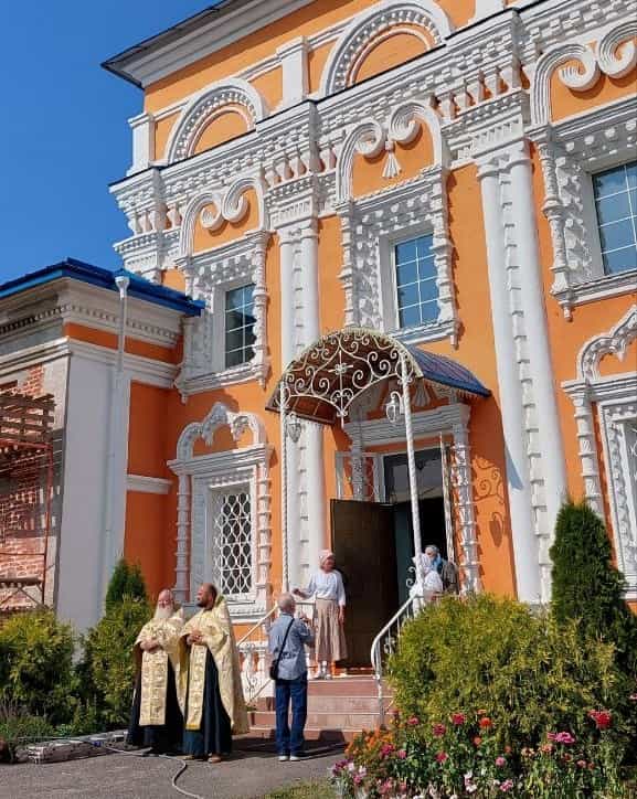 В Знаменской церкви села Пасегово пребывает образ преподобного Сергия Радонежского с частицей мощей святого
