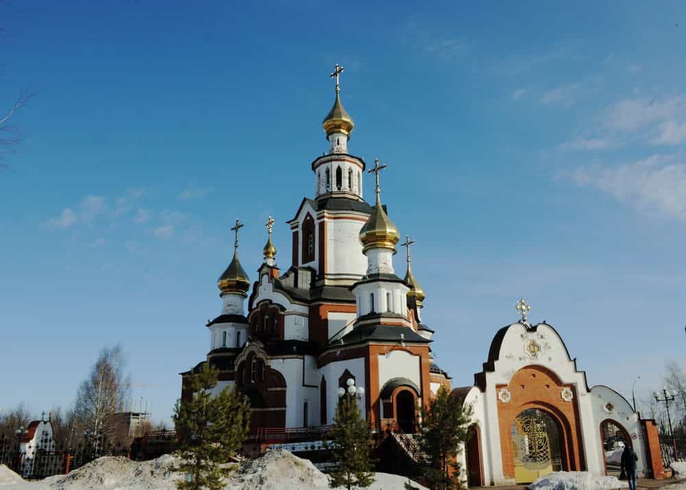 Божественная литургия в храме святых мучениц Веры, Надежды, Любови и матери их Софии города Кирова в четверг Светлой седмицы