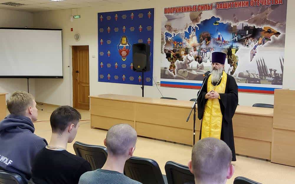 Руководитель епархиального воинского отдела благословил кировских призывников на ратную службу
