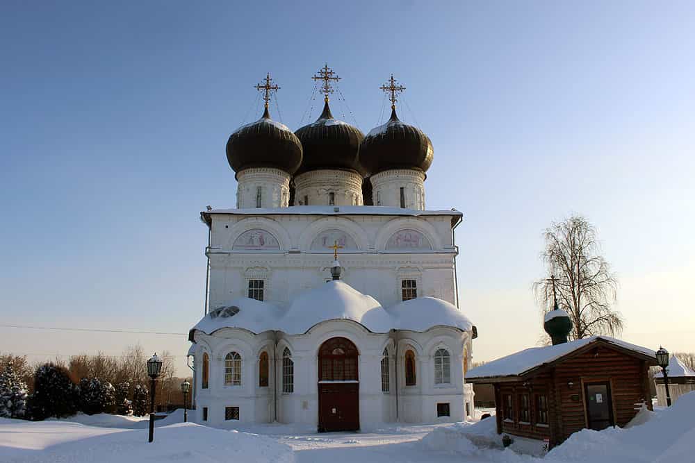 В праздник Сретения Господня приход Успенского кафедрального собора поздравил игумена Алипия (Сторожука) с 30-летием священнического служения