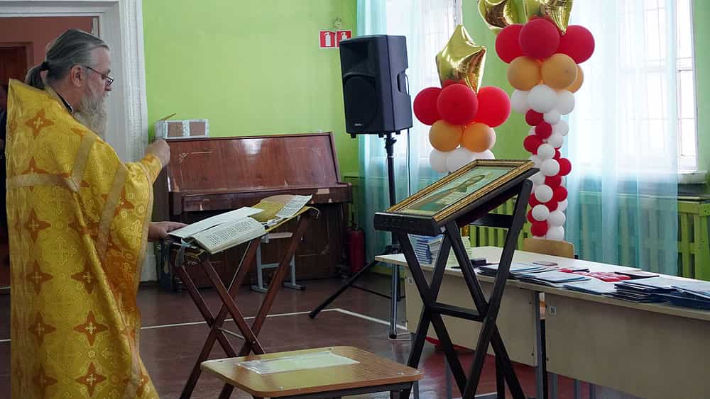 Выпускники гимназии попрощались с родной школой