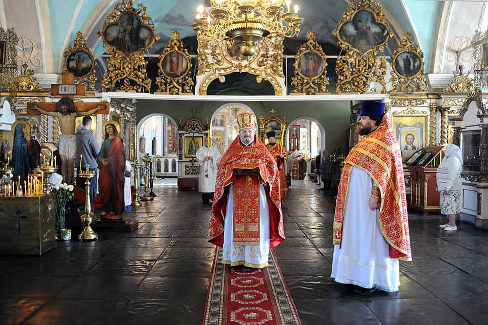 Митрополит Вятский и Слободской Марк возглавил служение Божественной литургии в храме в честь Святой Троицы Живоначальной села Быстрица