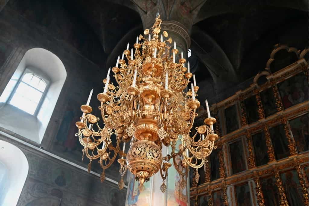 Что такое церковное паникадило и какое смысловое значение оно имеет в церкви