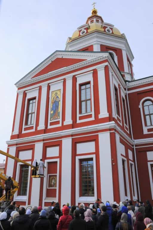 В канун праздника Воздвижения Честного и Животворящего Креста Господня барабан Спасского собора города Кирова украсила мозаика с изображением креста