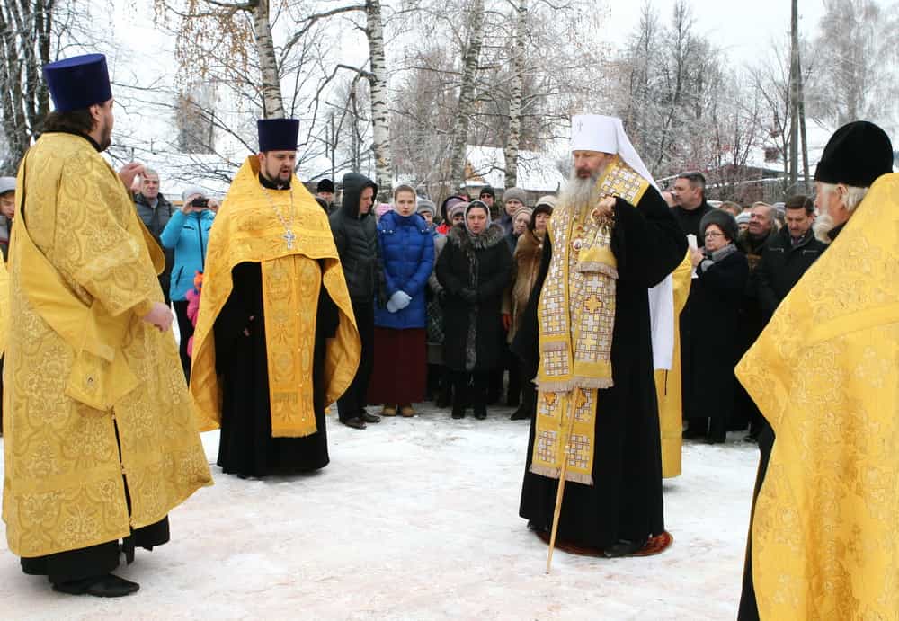 Митрополит Марк освятил крест на месте будущей Казанско-Богородицкой церкви в городе Советске