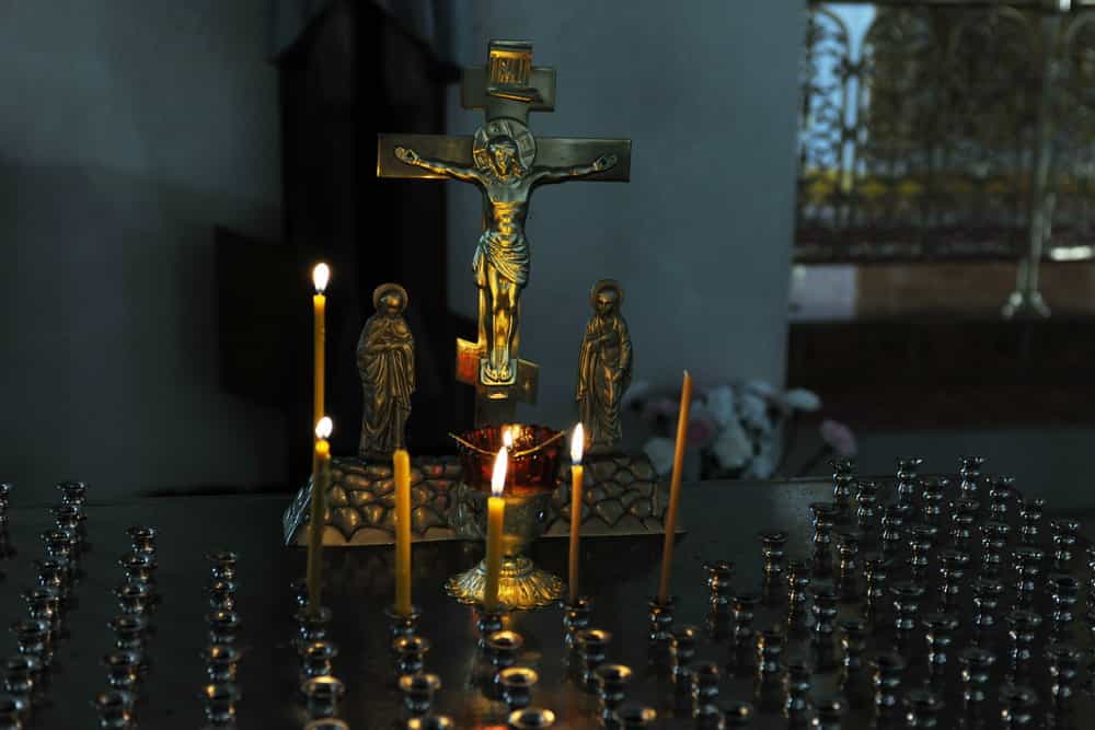 В Всехсвятском соборе г. Кирово-Чепецка освятили новую икону с частицей мощей святого великомученика и целителя Пантелеимона