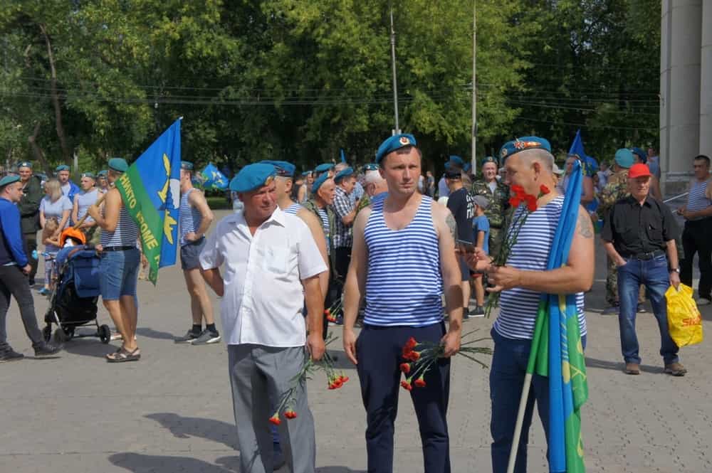 Руководитель Воинского отдела Вятской епархии иерей Александр Коссов поздравил десантников с Днем воздушно-десантных войск