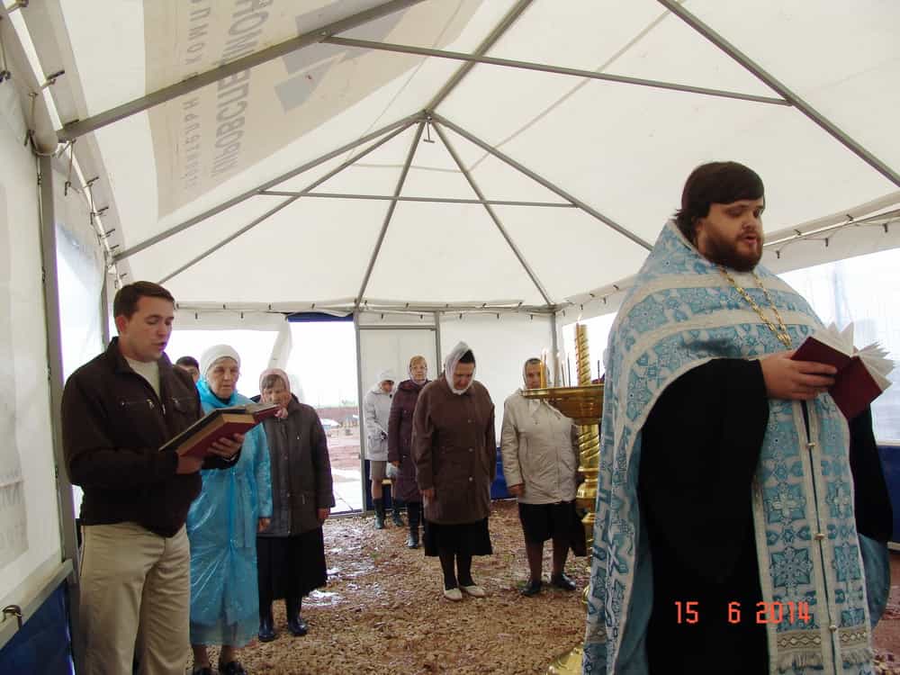Состоялся первый молебен с акафистом на месте будущего храма в микрорайоне Чистые Пруды