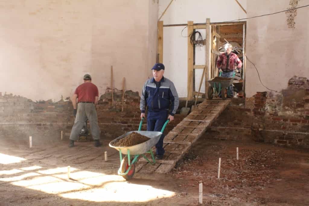 Подготовка Троицкого храма поселка Верхошижемье под напольное покрытие