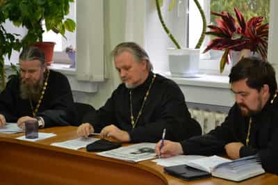 Священнослужители Вятской Епархии приняли участие в заседании Общественной палаты Кировской области по вопросам поддержки молодых семей