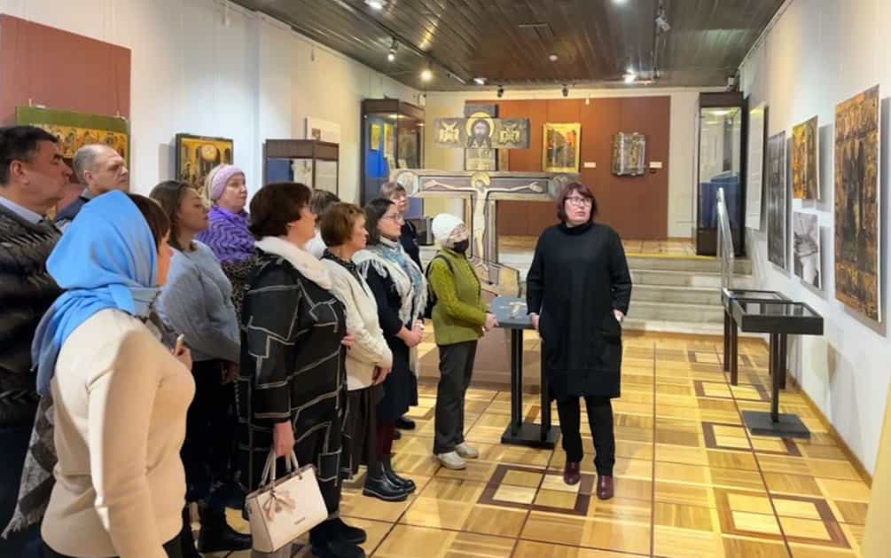 Слушатели краткосрочных образовательных курсов посетили зал древнерусского искусства Вятского художественного музея имени В.М. и А.М. Васнецовых