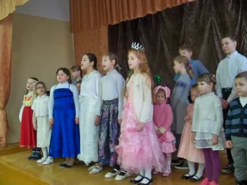 Дети Воскресной школы Троицкой церкви села Кстинино выступили с праздничным концертом в сельской школе