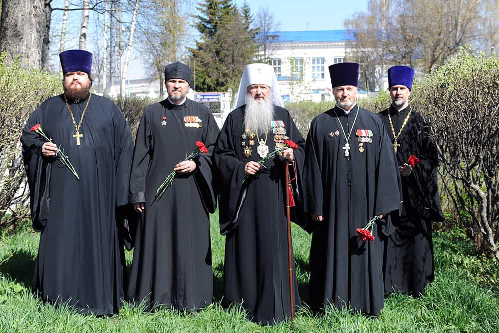 В День Победы митрополит Вятский и Слободской Марк возложил цветы к памятнику Вечного огня на Набережной Грина