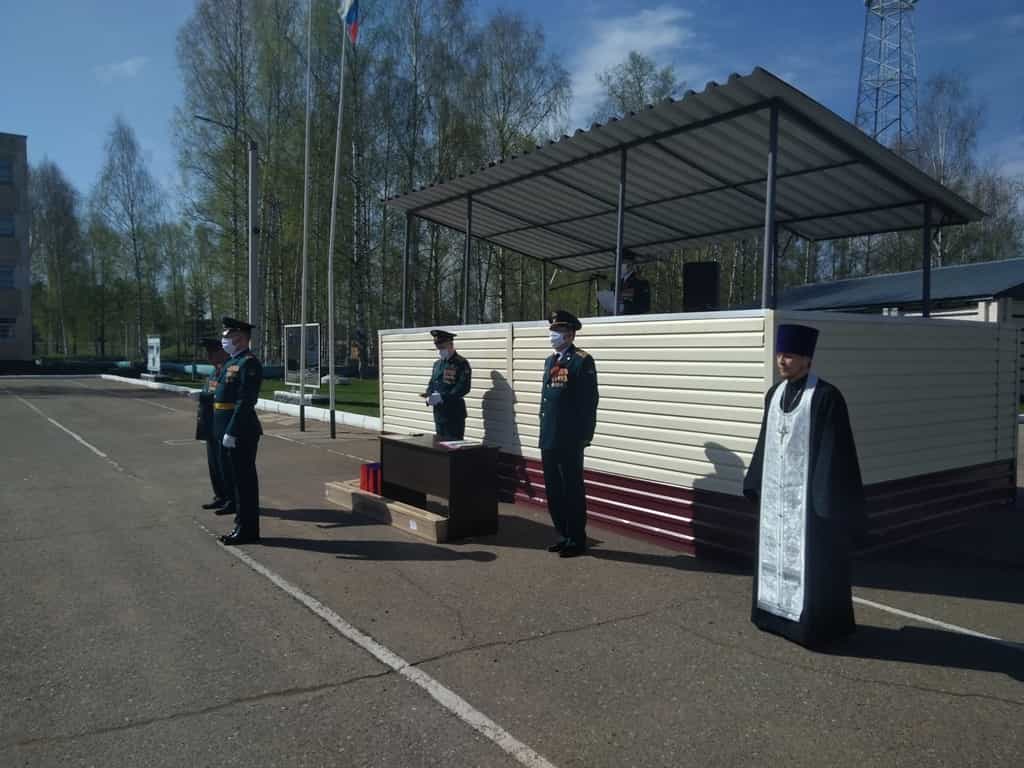 Иерей Евгений Костылев поздравил военнослужащих окормляемой им части с Днём Победы