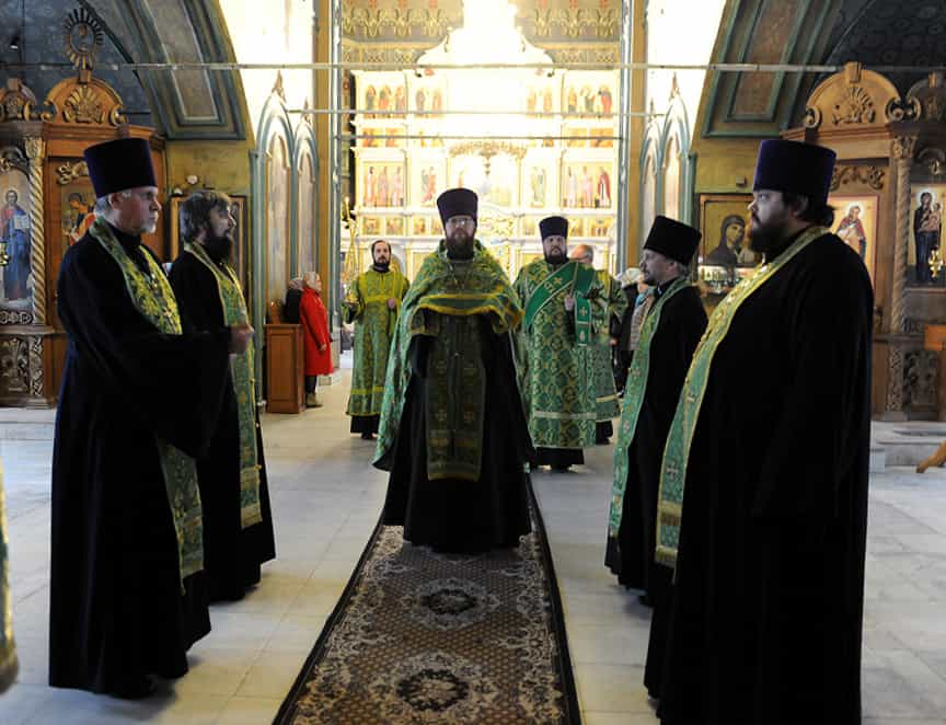 Накануне Вербного воскресения митрополит Марк совершил всенощное бдение и освящение верб в храме Иоанна Предтечи города Кирова