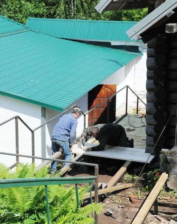 Начался ремонт лестницы к источнику преподобного Трифона